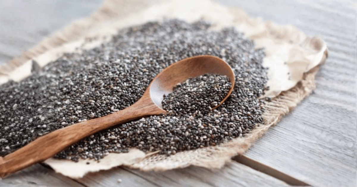 I semi di chia favoriscono la crescita dei capelli grazie a omega-3, proteine e minerali essenziali.