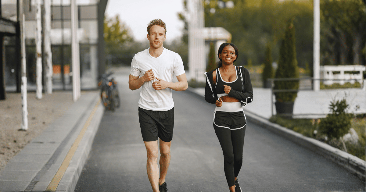 Camminare o fare jogging leggero: quale attività offre più benefici per la salute?